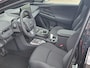 Toyota C-HR / C-HR+ First Edition 77 kWh NIEUW DIRECT LEVERBAAR! STOEL/STUURVERW 20'' LM-VELGEN BLIND SPOT EL-ACHTERKLEP WARMTEPOMP NAVI PARK-SENSOREN CAMERA CLIMA APPLE/ANDROID