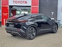 Toyota C-HR / C-HR+ First Edition 77 kWh NIEUW DIRECT LEVERBAAR! STOEL/STUURVERW 20'' LM-VELGEN BLIND SPOT EL-ACHTERKLEP WARMTEPOMP NAVI PARK-SENSOREN CAMERA CLIMA APPLE/ANDROID