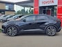 Toyota C-HR / C-HR+ First Edition 77 kWh NIEUW DIRECT LEVERBAAR! STOEL/STUURVERW 20'' LM-VELGEN BLIND SPOT EL-ACHTERKLEP WARMTEPOMP NAVI PARK-SENSOREN CAMERA CLIMA APPLE/ANDROID