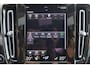 Volvo XC40 T5 Recharge R-Design Schuifdak - Verwarmbare voorstoelen - Verwarmbaar stuur - Intellisafe Assist - Intellisafe Surround - 360 Camera - Getint glas - Parkeersensoren v/a - Semi elektrisch wegklapbare trekhaak - Harman Kardon Audio - 19'' LMV