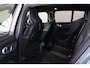 Volvo XC40 T5 Recharge R-Design Schuifdak - Verwarmbare voorstoelen - Verwarmbaar stuur - Intellisafe Assist - Intellisafe Surround - 360 Camera - Getint glas - Parkeersensoren v/a - Semi elektrisch wegklapbare trekhaak - Harman Kardon Audio - 19'' LMV