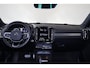 Volvo XC40 T5 Recharge R-Design Schuifdak - Verwarmbare voorstoelen - Verwarmbaar stuur - Intellisafe Assist - Intellisafe Surround - 360 Camera - Getint glas - Parkeersensoren v/a - Semi elektrisch wegklapbare trekhaak - Harman Kardon Audio - 19'' LMV