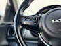 Kia Stonic 1.0 T-GDi MHEV DynamicLine 6-bak 112PK | Trekhaak | Luxe Stof | Glans Exterieur | Achteruitrijcamera + Sensor Achter | Airco | Adaptieve Cruise Control | Start/Stop | ESP | AEB | ASR | ABS | Rijstrook correctie | Bluetooth | LED | 15" LMV