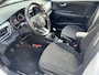Kia Stonic 1.0 T-GDi MHEV DynamicLine 6-bak 112PK | Trekhaak | Luxe Stof | Glans Exterieur | Achteruitrijcamera + Sensor Achter | Airco | Adaptieve Cruise Control | Start/Stop | ESP | AEB | ASR | ABS | Rijstrook correctie | Bluetooth | LED | 15" LMV