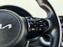 Kia Stonic 1.0 T-GDi MHEV DynamicLine 6-bak 112PK | Trekhaak | Luxe Stof | Glans Exterieur | Achteruitrijcamera + Sensor Achter | Airco | Adaptieve Cruise Control | Start/Stop | ESP | AEB | ASR | ABS | Rijstrook correctie | Bluetooth | LED | 15" LMV