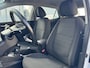 Kia Stonic 1.0 T-GDi MHEV DynamicLine 6-bak 112PK | Trekhaak | Luxe Stof | Glans Exterieur | Achteruitrijcamera + Sensor Achter | Airco | Adaptieve Cruise Control | Start/Stop | ESP | AEB | ASR | ABS | Rijstrook correctie | Bluetooth | LED | 15" LMV