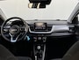 Kia Stonic 1.0 T-GDi MHEV DynamicLine 6-bak 112PK | Trekhaak | Luxe Stof | Glans Exterieur | Achteruitrijcamera + Sensor Achter | Airco | Adaptieve Cruise Control | Start/Stop | ESP | AEB | ASR | ABS | Rijstrook correctie | Bluetooth | LED | 15" LMV