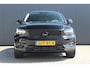 Volvo XC40 1.5 T4 Recharge R-Design Expression | Incl. 12 maanden garantie | Trekhaak | H&K audio | Schuif/kantel dak | Stoelverwarming | Stuurverwarming | Dodehoek detectie | Cruise control | Climate control | 21" velgen | Apple carplay/Android auto | Navigatie | Airco