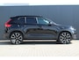 Volvo XC40 1.5 T4 Recharge R-Design Expression | Incl. 12 maanden garantie | Trekhaak | H&K audio | Schuif/kantel dak | Stoelverwarming | Stuurverwarming | Dodehoek detectie | Cruise control | Climate control | 21" velgen | Apple carplay/Android auto | Navigatie | Airco