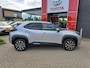 Toyota Yaris Cross 1.5 Hybrid 115 First Edition APPLE/ANDROID STOEL/STUURVERWARMING NAVI AD-CRUISE PRIVACY-GLASS 17"LM-VELGEN