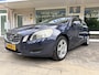 Volvo V60 1.6 T4 Momentum Navigatie full map/Cruisecontr./Elektr. climate contr./Verst.b. lederen multifunct. stuur/Hoogte verstb. stoelen/Parkeersens. V+A/Led dagr. verl./Mult media syst./Boordcomp.-Anti Whiplash hoo