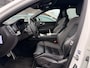 Volvo XC60 2.0 B4 R-Design | Panoramadak | Harman Kardon Audio | Achteruitrijcamera | Parkeersensoren | Keyless Entry | Elektrische Achterklep | Elektrisch Verstelbare Voorstoelen | Parkeerverwarming | Navigatie | Apple Carplay | Android Auto