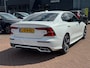 Volvo S60 2.0 T8 AWD Twin Engine R-Design | Plug-in Hybrid (PHEV) | Trekhaak | Head-up Display | 360 Graden Camera | Parkeersensoren | Keyless Entry | Elektrische Achterklep | Elektrisch Verstelbare Voorstoelen | Stoelverwarming voor en achter | Navigatie | Apple Carplay | Android Auto