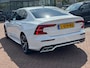 Volvo S60 2.0 T8 AWD Twin Engine R-Design | Plug-in Hybrid (PHEV) | Trekhaak | Head-up Display | 360 Graden Camera | Parkeersensoren | Keyless Entry | Elektrische Achterklep | Elektrisch Verstelbare Voorstoelen | Stoelverwarming voor en achter | Navigatie | Apple Carplay | Android Auto