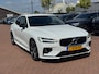 Volvo S60 2.0 T8 AWD Twin Engine R-Design | Plug-in Hybrid (PHEV) | Trekhaak | Head-up Display | 360 Graden Camera | Parkeersensoren | Keyless Entry | Elektrische Achterklep | Elektrisch Verstelbare Voorstoelen | Stoelverwarming voor en achter | Navigatie | Apple Carplay | Android Auto