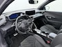 Peugeot e-2008 GT 54 kWh 156pk | Accu 95% | Navigatie | 360 camera | Alcantara bekleding | Elektrisch verstelbare bestuurdersstoel | Panoramisch schuifdak | Cruise control adaptief | Stoelverwarming | Apple Carplay en Android auto draadloos