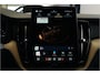 Volvo XC60 2.0 T6 AWD 335kW/399pk Aut8 Recharge Ultra Bright Executive LUCHTVERING + BOWERS&WILKINS + MATRIX LED + PANORAMADAK + BLIS + HEAD-UP + PILOT ASSIST + STOELVERWARMING/-VENTILATIE/-MASSAGE + ADAPT.CRUISE + 360 CAMERA + STUURVERWARMING + 21" LM-VELGEN!