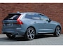Volvo XC60 T8 Plug-in hybrid AWD Ultimate Dark | Panoramisch schuif-/ kanteldak | Head-up display | Harman Kardon | Elektrische voorstoelen met geheugenfunctie | Trekhaak, inklapbaar | 360 graden camera | Stoel-/ stuurwielverwarming | Pilot assist | Apple carplay/ Android auto