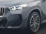 BMW X1 xDrive30e M Sport PHEV 326pk Dealer O.H. | Trekhaak Af Fabriek | Adaptive Cruise | Head Up | Harman / Kardon | 360 Camera | Alcantara Sportstoelen Memory & Verwarmd | Adaptief Onderstel | Sfeerverlichting | Stuur Verwarmd | Blis | Keyless | 20"L.M | Plug In Hybrid |