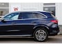 Mercedes-Benz GLC 300e Plug in hybride 4MATIC AMG Line*Perfect MB Onderh.*Luchtvering/Elek. Trekhaak/360/ACC/Burmester/Treeplanken/Bi-Color Leder/HUDLED/DAB/Sfeer/Dodehoek/Apple Carplay-Android/Parkeersens.V+A/19 inch LM*