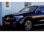 Mercedes-Benz GLC 300e Plug in hybride 4MATIC AMG Line*Perfect MB Onderh.*Luchtvering/Elek. Trekhaak/360/ACC/Burmester/Treeplanken/Bi-Color Leder/HUDLED/DAB/Sfeer/Dodehoek/Apple Carplay-Android/Parkeersens.V+A/19 inch LM*