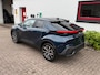 Toyota C-HR / C-HR+ 2.0 High Power PHEV 223pk CVT Dynamic/ Blauw met zwart dak/ Apple Carplay/ Keyless entry/ Stuur + Stoelverwarming/ Camera achter/ Nieuwe voorraad auto