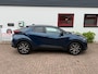 Toyota C-HR / C-HR+ 2.0 High Power PHEV 223pk CVT Dynamic/ Blauw met zwart dak/ Apple Carplay/ Keyless entry/ Stuur + Stoelverwarming/ Camera achter/ Nieuwe voorraad auto