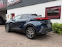 Toyota C-HR / C-HR+ 2.0 High Power PHEV 223pk CVT Dynamic/ Blauw met zwart dak/ Apple Carplay/ Keyless entry/ Stuur + Stoelverwarming/ Camera achter/ Nieuwe voorraad auto