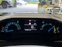 Peugeot 2008 1.2 HYBRID 145 STYLE CRUISE CONTROL CLIMATE CONTROL BLUETOOTH TELEFOON APPLE CARPLAY/ANDROID RIJSTROOKSENSOREN 16" LICHTMETALEN VELGEN PDC ZEER MOOI!!