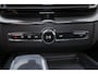 Volvo XC60 T6 Recharge AWD Plus Black Edition - Panorama/schuifdak - Luchtvering - IntelliSafe Assist & Surround - 360º Camera - Harman Kardon audio - Adaptieve LED koplampen - Verwarmde voorstoelen, stuur & achterbank - Parkeersensoren voor & achter - Elektr. bedienb. voorstoelen met geheugen - Head up display - Draadloze tel. lader - Extra getint glas - Inklapbare trekhaak - 22'' LMV