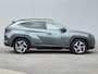 Hyundai Tucson 1.6 T-GDI PHEV Comfort Smart 4WD / SOH 100% / Dealer onderhouden / Fabrieksgarantie tot 06-2027 / Trekhaak afneembaar / Trekgewicht 1350 kg / Stuur- & Stoelverwarming / Achteruitrijcamera / Elektrische achterklep / Adaptief cruise control /