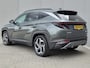 Hyundai Tucson 1.6 T-GDI PHEV Comfort Smart 4WD / SOH 100% / Dealer onderhouden / Fabrieksgarantie tot 06-2027 / Trekhaak afneembaar / Trekgewicht 1350 kg / Stuur- & Stoelverwarming / Achteruitrijcamera / Elektrische achterklep / Adaptief cruise control /