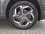Hyundai Tucson 1.6 T-GDI PHEV Comfort Smart 4WD / SOH 100% / Dealer onderhouden / Fabrieksgarantie tot 06-2027 / Trekhaak afneembaar / Trekgewicht 1350 kg / Stuur- & Stoelverwarming / Achteruitrijcamera / Elektrische achterklep / Adaptief cruise control /