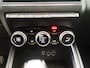Renault Clio TCe 130 EDC Automaat Intens | Parkeersensoren v+a met achteruitrijcamera | EASY LINK multimediasysteem met AppleCarplay & Android Auto | Lichtmetalen velgen | Climate control | LED PURE VISION koplampen |