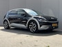 Hyundai Ioniq 5 Lounge 73kWh / Fabrieksgarantie tot 05-2028 / Leder / Elektrische stoelen & klep / Stoelventilatie / Stuur-, stoel- en achterbank-verwarming / Camera 360° / HUD / Navi / Apple Carplay Android / 19" LM wielen /