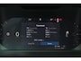 Volvo EX40 Twin Motor Performance Ultra Dark Edition 82 kWh - Panorama/schuifdak - IntelliSafe Assist & Surround - 360º Camera - Harman Kardon audio - Adaptieve LED koplampen - Verwarmde voorstoelen, stuur & achterbank - Parkeersensoren voor & achter - Elektr. bedienb. voorstoelen met geheugen links - Draadloze tel. lader - Extra getint glas - 20'' LMV