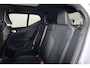 Volvo EX40 Twin Motor Performance Ultra Dark Edition 82 kWh - Panorama/schuifdak - IntelliSafe Assist & Surround - 360º Camera - Harman Kardon audio - Adaptieve LED koplampen - Verwarmde voorstoelen, stuur & achterbank - Parkeersensoren voor & achter - Elektr. bedienb. voorstoelen met geheugen links - Draadloze tel. lader - Extra getint glas - 20'' LMV