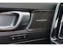 Volvo EX40 Twin Motor Performance Ultra Dark Edition 82 kWh - Panorama/schuifdak - IntelliSafe Assist & Surround - 360º Camera - Harman Kardon audio - Adaptieve LED koplampen - Verwarmde voorstoelen, stuur & achterbank - Parkeersensoren voor & achter - Elektr. bedienb. voorstoelen met geheugen links - Draadloze tel. lader - Extra getint glas - 20'' LMV
