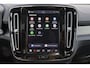 Volvo EX40 Twin Motor Performance Ultra Dark Edition 82 kWh - Panorama/schuifdak - IntelliSafe Assist & Surround - 360º Camera - Harman Kardon audio - Adaptieve LED koplampen - Verwarmde voorstoelen, stuur & achterbank - Parkeersensoren voor & achter - Elektr. bedienb. voorstoelen met geheugen links - Draadloze tel. lader - Extra getint glas - 20'' LMV