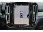 Volvo EX40 Twin Motor Performance Ultra Dark Edition 82 kWh - Panorama/schuifdak - IntelliSafe Assist & Surround - 360º Camera - Harman Kardon audio - Adaptieve LED koplampen - Verwarmde voorstoelen, stuur & achterbank - Parkeersensoren voor & achter - Elektr. bedienb. voorstoelen met geheugen links - Draadloze tel. lader - Extra getint glas - 20'' LMV