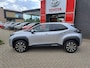Toyota Yaris Cross 1.5 Hybrid 115 First Edition APPLE/ANDROID STOEL/STUURVERWARMING NAVI AD-CRUISE PRIVACY-GLASS 17"LM-VELGEN