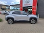 Toyota Yaris Cross 1.5 Hybrid 115 First Edition APPLE/ANDROID STOEL/STUURVERWARMING NAVI AD-CRUISE PRIVACY-GLASS 17"LM-VELGEN