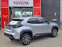 Toyota Yaris Cross 1.5 Hybrid 115 First Edition APPLE/ANDROID STOEL/STUURVERWARMING NAVI AD-CRUISE PRIVACY-GLASS 17"LM-VELGEN