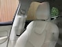Volvo XC60 T6 AWD Recharge Plus Dark Long Range | Harman Kardon | All Season Banden | Adaptieve Cruise Control | Stoelverwarming voor+achter | Stuurwielverwarming | Parkeercamera | Pilot Assist | BLIS Dode Hoek Detectie | Standkachel met Volvo On Call App | Elektrische voorstoelen geheugen | Blond Lederen interieur | Zitting verlenging voorstoelen | Schuifdak | Google Infotainment | 19 Inch | Keyless Drive | Parkeersensoren voor+achter | Privacy Glass | DAB Radio | Apple Carplay/Android Auto | Draadloos telefoon opladen | Volvo On Call met mobiele App functie |