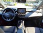 Toyota Corolla 1.8 HYBRID STYLE BI-TONE STOELVERW TREKHAAK KEYLESS 17'' LM-VELGEN APPLE/ANDROID CLIMA AD-CRUISE PRIVACY GLASS