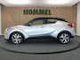 Toyota C-HR / C-HR+ 1.8 Hybrid Bi-Tone - ORIGINEEL NEDERLANDSE AUTO - ACHTERUITRIJCAMERA - NAVIGATIESYSTEEM FULL MAP - CRUISE CONTROL ADAPTIEF - DODEHOEKDETECTIE - KEYLESS ENTRY - VOORSTOELEN VERWARMD - PARKEERSENSOREN VOOR EN ACHTER - PARKEER ASSISTENT - AUDIO INSTALLATIE PREMIUM - LICHTMETALEN VELGEN 18"