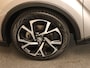 Toyota C-HR / C-HR+ 1.8 Hybrid Bi-Tone - ORIGINEEL NEDERLANDSE AUTO - ACHTERUITRIJCAMERA - NAVIGATIESYSTEEM FULL MAP - CRUISE CONTROL ADAPTIEF - DODEHOEKDETECTIE - KEYLESS ENTRY - VOORSTOELEN VERWARMD - PARKEERSENSOREN VOOR EN ACHTER - PARKEER ASSISTENT - AUDIO INSTALLATIE PREMIUM - LICHTMETALEN VELGEN 18"