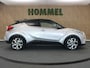Toyota C-HR / C-HR+ 1.8 Hybrid Bi-Tone - ORIGINEEL NEDERLANDSE AUTO - ACHTERUITRIJCAMERA - NAVIGATIESYSTEEM FULL MAP - CRUISE CONTROL ADAPTIEF - DODEHOEKDETECTIE - KEYLESS ENTRY - VOORSTOELEN VERWARMD - PARKEERSENSOREN VOOR EN ACHTER - PARKEER ASSISTENT - AUDIO INSTALLATIE PREMIUM - LICHTMETALEN VELGEN 18"