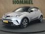 Toyota C-HR / C-HR+ 1.8 Hybrid Bi-Tone - ORIGINEEL NEDERLANDSE AUTO - ACHTERUITRIJCAMERA - NAVIGATIESYSTEEM FULL MAP - CRUISE CONTROL ADAPTIEF - DODEHOEKDETECTIE - KEYLESS ENTRY - VOORSTOELEN VERWARMD - PARKEERSENSOREN VOOR EN ACHTER - PARKEER ASSISTENT - AUDIO INSTALLATIE PREMIUM - LICHTMETALEN VELGEN 18"