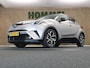 Toyota C-HR / C-HR+ 1.8 Hybrid Bi-Tone - ORIGINEEL NEDERLANDSE AUTO - ACHTERUITRIJCAMERA - NAVIGATIESYSTEEM FULL MAP - CRUISE CONTROL ADAPTIEF - DODEHOEKDETECTIE - KEYLESS ENTRY - VOORSTOELEN VERWARMD - PARKEERSENSOREN VOOR EN ACHTER - PARKEER ASSISTENT - AUDIO INSTALLATIE PREMIUM - LICHTMETALEN VELGEN 18"